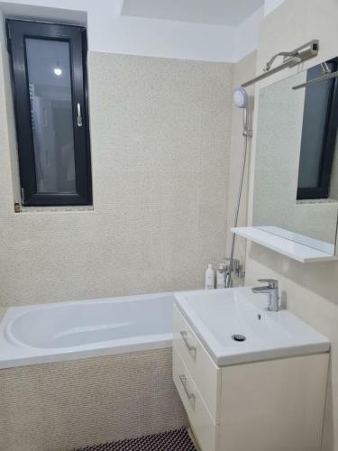 Deluxe 2 Bedroom Apartment With Balcony And Private Parking