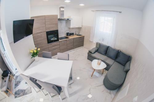 L Apartment