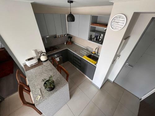 Apartamento Departamento Ejecutivo En Edificio Chacabuco, Amoblado 2d+2b, Estacionamiento.