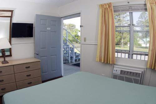 Long Acres Motel & Cottages
