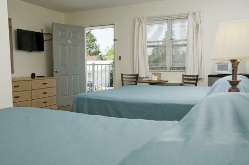 Long Acres Motel & Cottages