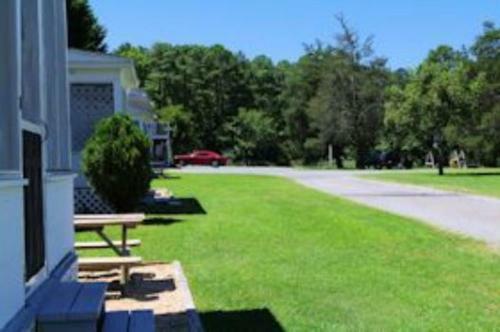 Long Acres Motel & Cottages