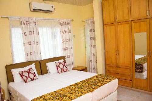 Hotel Jayliz Lodge Adenta,accra