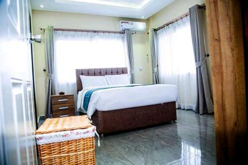 L S Apartment's