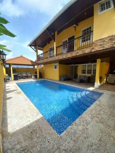 Beautiful 4 Bedroom House With Pool!