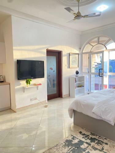 Spacious Studio Apartment With A Pool