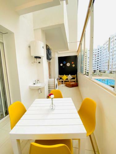 Modern Apartment With A Lovely Balcony & Pool