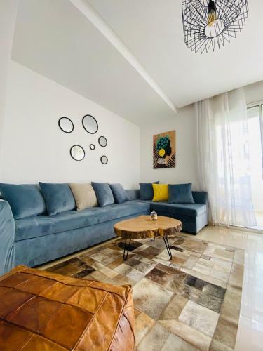 Modern Apartment With A Lovely Balcony & Pool