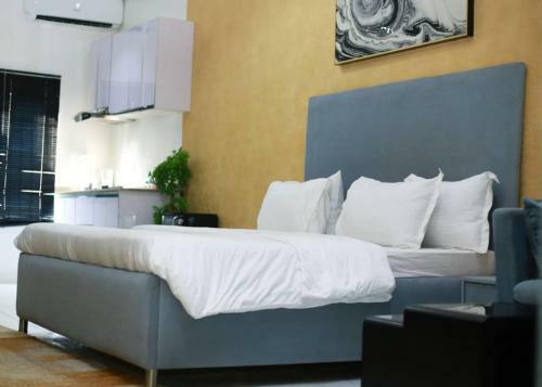 6129 Luxzri Apartment