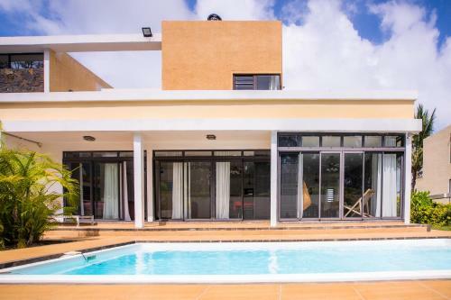 Villa Simone: Sunlit Beach Getaway W/ Pool + Wifi
