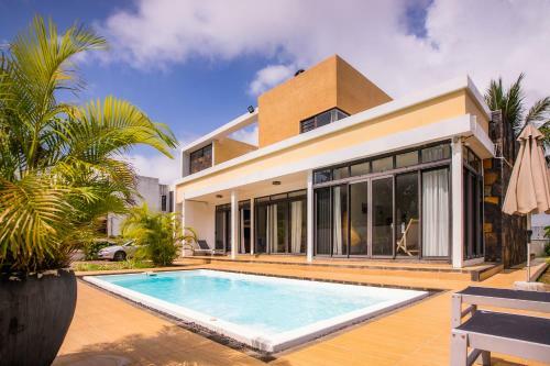 Villa Simone: Sunlit Beach Getaway W/ Pool + Wifi
