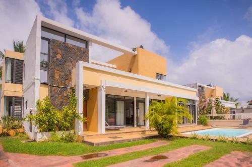Villa Simone: Sunlit Beach Getaway W/ Pool + Wifi