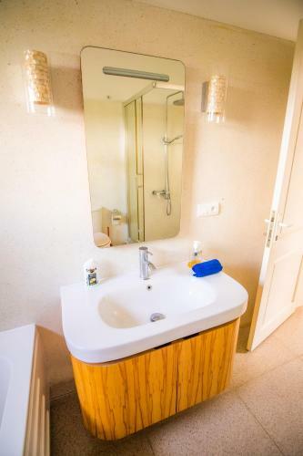 Villa Simone: Sunlit Beach Getaway W/ Pool + Wifi