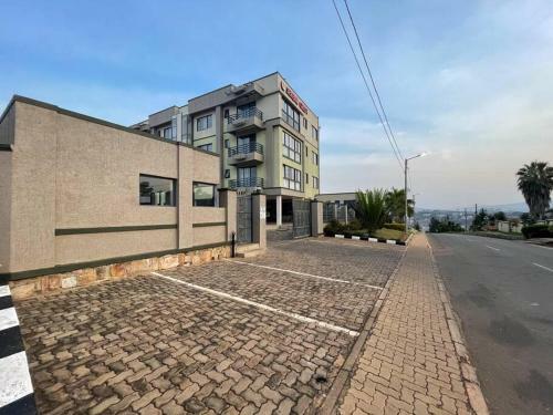 Lovely 3-bedroom Apartment /swimming Pool/gym