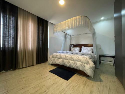 Exquisite 3 Bedroom Apartment With Swimming Pool/gym