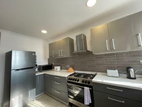 Exquisite 3 Bedroom Apartment With Swimming Pool/gym