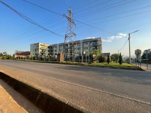 Exquisite 3 Bedroom Apartment With Swimming Pool/gym