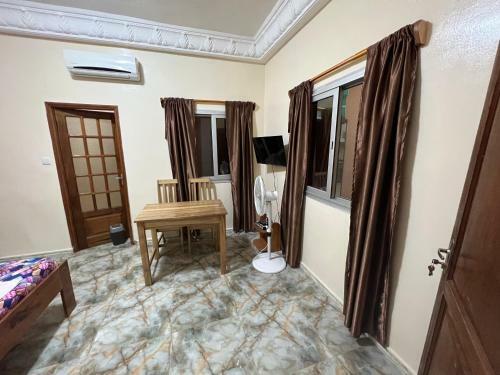Hostal Chambre Priv�e Climatisee-acces Douche-salon -cuisine-netflix