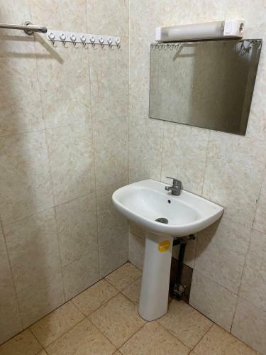 Hostal Chambre Priv�e Climatisee-acces Douche-salon -cuisine-netflix