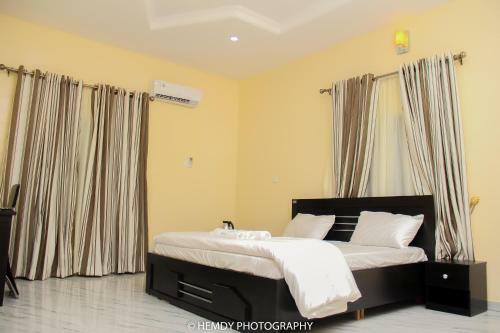 Channel 8 Premium Hotel