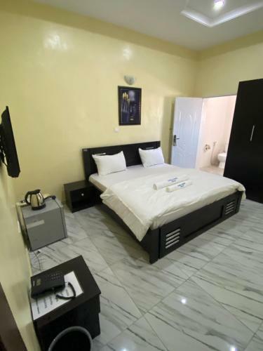 Channel 8 Premium Hotel