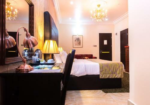 The Cromwell Courtyard Hotel Ltd
