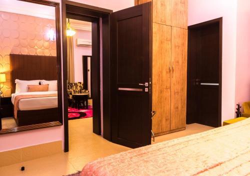 The Cromwell Courtyard Hotel Ltd
