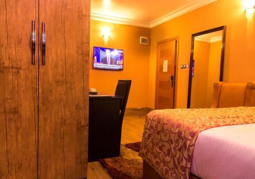 The Cromwell Courtyard Hotel Ltd