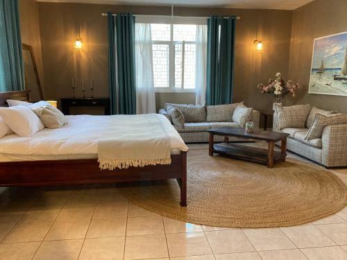 The Place To B&B - The Poolhouse