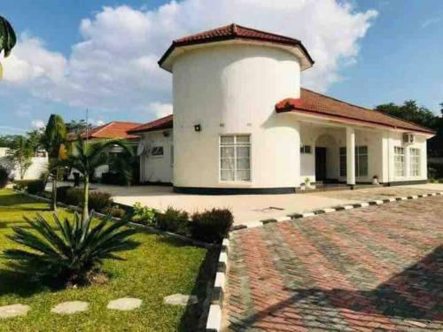 Cheerful 4 Bedroom Villa With Pool
