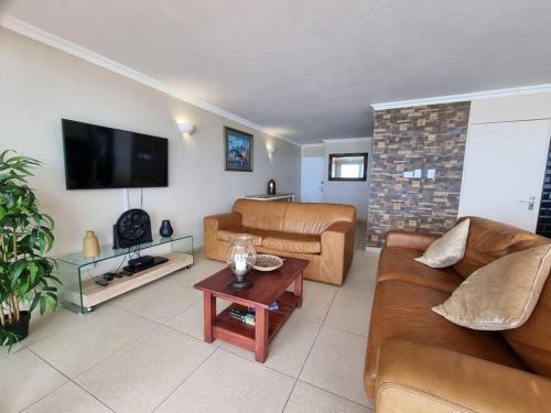 Apartamento 2 Bedroom Beachfront Gem!