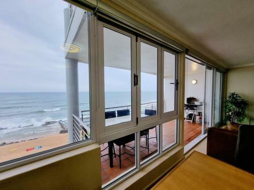 Apartamento 2 Bedroom Beachfront Gem!