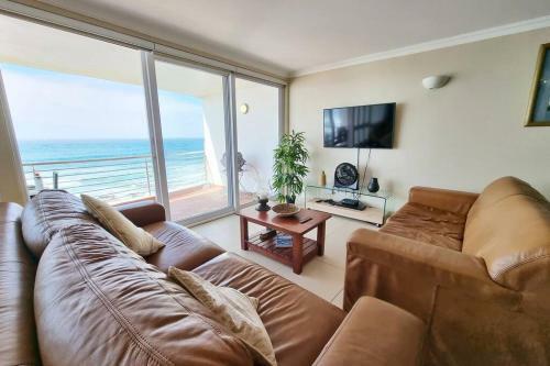 Apartamento 2 Bedroom Beachfront Gem!
