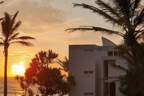 Apartamento 2 Bedroom Beachfront Gem!