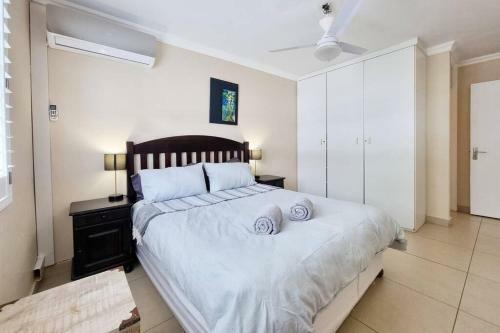 Apartamento 2 Bedroom Beachfront Gem!