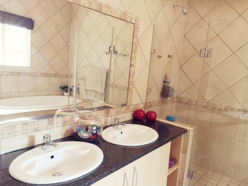Cheerful En-suite Studio Near Or Tambo