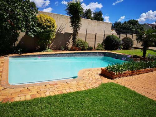 Cheerful En-suite Studio Near Or Tambo