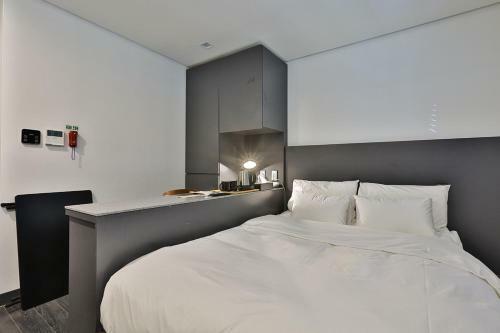 Jongro Makers X Pretty Hotel