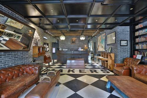 Jongro Makers X Pretty Hotel