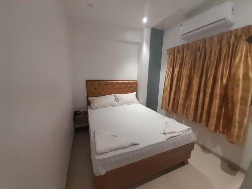Hotel Golden Oak Lodging By Wb Inn