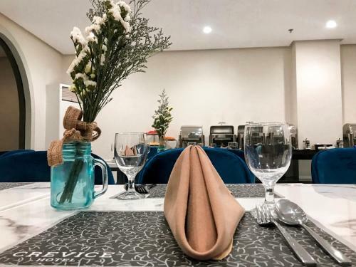 Crevice Hotel