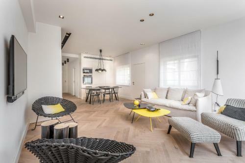 Stunning And Design 2bdr Apartment