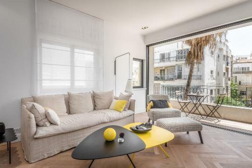 Stunning And Design 2bdr Apartment