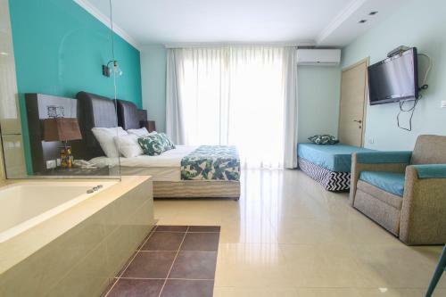 Olive Baywatch Hotel