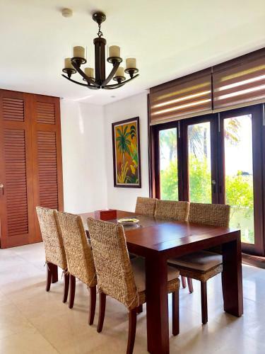 Charming 4 Bedrooms Villas With Few Step To Beach