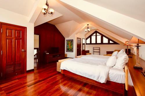 Excellent Ruby Villa Near Han River