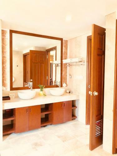 Excellent Ruby Villa Near Han River