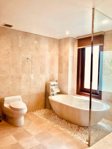 Excellent Ruby Villa Near Han River