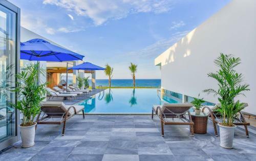 Stunning Beachfront 6br Villa W Largest Pool