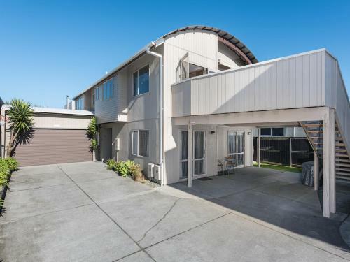 A Beach Barn Haven - Papamoa Holiday Home